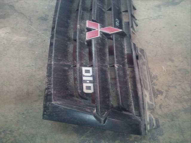 Foto 2ª: Rejilla Delantera Mitsubishi Montero 3.2 DI-D GLX 3-PTAS.) 160CV 118KW [4M41] (2001)