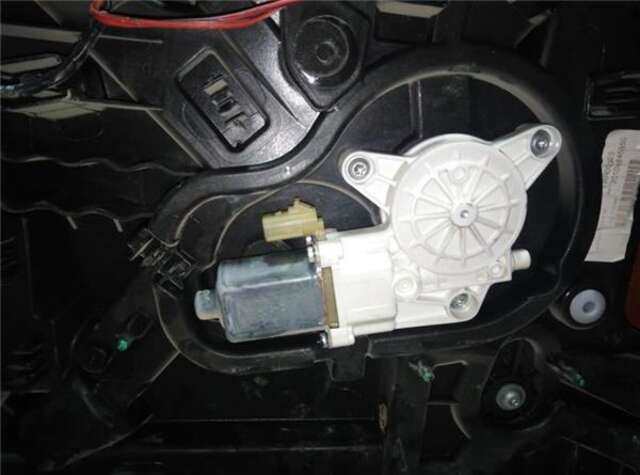 Foto 2ª: Elevalunas Eléctrico Trasero Derecho Chrysler Grand Voyager 2.8 LIMITED [2.8 LTR. - 120 KW CRD CAT] [VM64C]