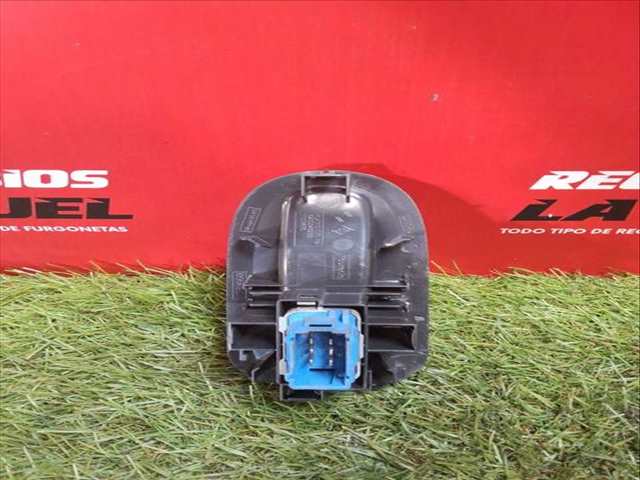 Foto 2ª: Botonera Elevalunas Renault Master 2.3 DCI 125 FWD FV0C FV0D FV0G FV0H FV0J FV0K) 125CV 92KW FURGONETA [M9T 670,M9T 672,M9T 676,M9T 678,M9T 680,M9T 870,M9] (2013)