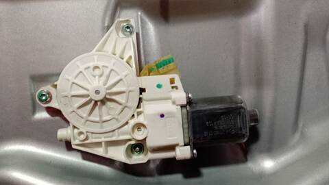 Foto 4ª: Elevalunas Eléctrico Delantero Izquierdo Mercedes Clase ML 320 3.0 CDI W164) 224CV 165KW 164.122) [OM642940] (2005)