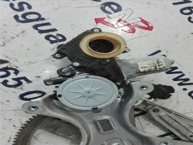 Foto 2ª: Elevalunas Eléctrico Trasero Derecho Toyota Corolla 2.2 D-4D LUNA [2.2 LTR. - 100 KW TURBODIESEL CAT] [2ADFTV]