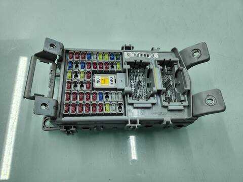 Foto 3ª: Caja Reles Fusibles Hyundai i20 ESSENCE 75CV 55KW [D3FA] (2015)