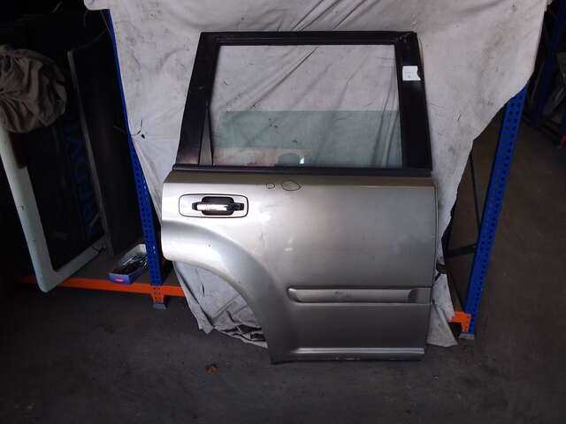 Foto 1ª: Puerta Trasera Derecha Nissan X-Trail X-TRAIL 0CV T30 DESDE 06/2001 HASTA 01/2013 [2184 CC (2.2 LTR) 114CV/84KW (YD22)] (2005)