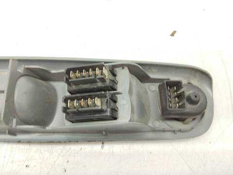 Foto 2ª: Botonera Elevalunas Renault Twingo 1.2 ALIZE 75CV 55KW [D4F A7] (2003)