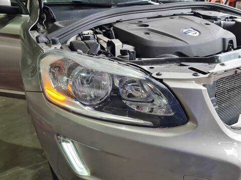 Foto 3ª: Faro Derecho Volvo XC 60 MOMENTUM 2WD 181CV 133KW [D4204T5] (2014)