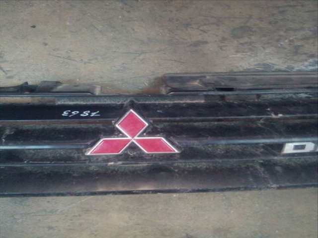 Foto 4ª: Rejilla Delantera Mitsubishi Montero 3.2 DI-D GLX 3-PTAS.) 160CV 118KW [4M41] (2001)