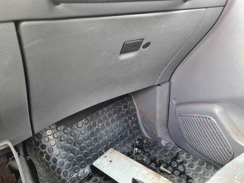 Guantera Nissan Terrano 2.7 TDI 4WD 125CV 92KW