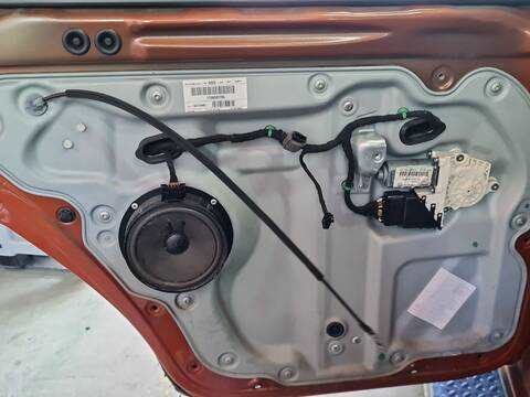 Elevalunas Manual Trasero Izquierdo Volkswagen Touran 1.9 TDI 105CV 77KW