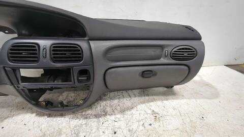 Foto 3ª: Salpicadero Renault Megane 1.6 16V LA00 LA04 LA0B LA11 LA16 LA19 LA1J LA1K ... 107CV [K4M 700 K4M 701 K4M 706 K4M 708 K4M 709] (1996)