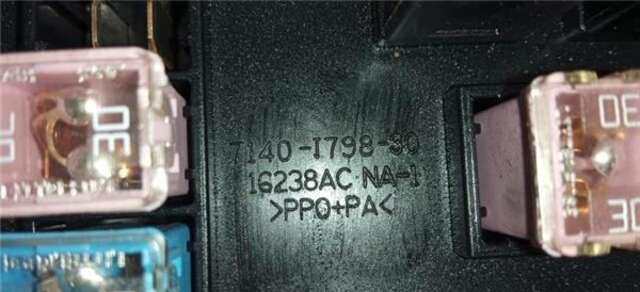 Caja Reles Fusibles Chrysler 300 2.7
