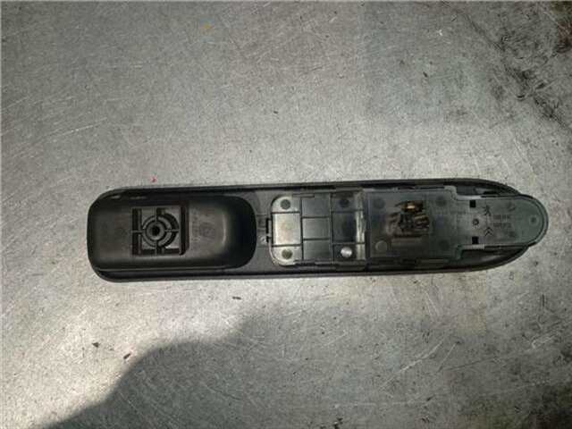 Foto 3ª: Botonera Elevalunas Peugeot 307 1.6 SW [1.6 LTR. - 80 KW HDI FAP CAT (9HZ - DV6TED4)] [9HZ (DV6TED4)]