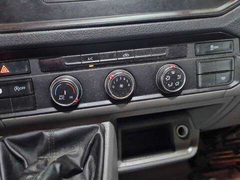 Foto 4ª: Mando Climatizador Volkswagen Crafter 35 FURGON BM TA RWD 140CV 103KW [DAUA] (2019)