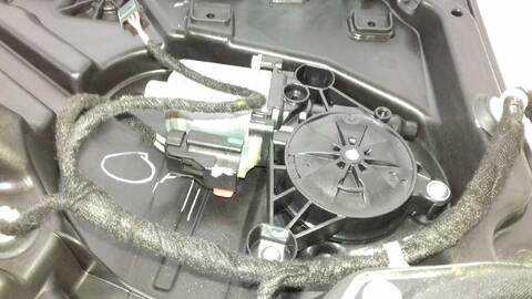 Foto 2ª: Elevalunas Manual Trasero Izquierdo Jeep Compass 2.0 CRD 140CV 103KW [55263087] (2017)