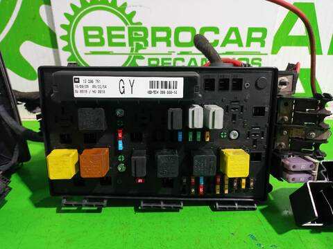 Foto 3ª: Caja Reles Fusibles Opel Astra ESSENTIA 90CV [Z14XEP] (2004)