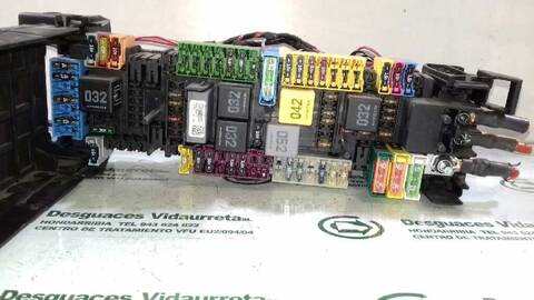 Foto 2ª: Caja Reles Fusibles Mercedes Clase V 200 136CV 100KW (2014)