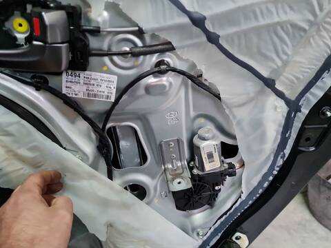Elevalunas Manual Trasero Derecho Hyundai ix35 1.7 CRDI 116CV 85KW