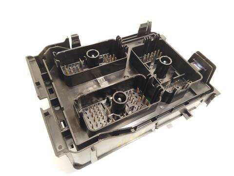 Foto 4ª: Caja Reles Fusibles Opel Astra 1.2 TURBO 68) 131CV 96KW [F 12 SHT] (2020)