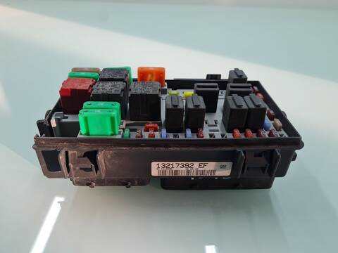 Foto 3ª: Caja Reles Fusibles Opel Corsa 1.2 16V CAT Z 12 XEP - LB4) 80CV 59KW [Z12XEP] (2006)