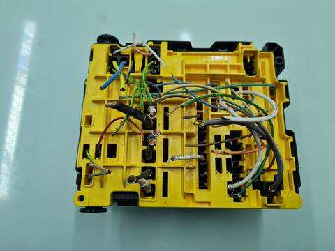 Foto 4ª: Caja Reles Fusibles Peugeot 208 1.6 16V HDI FAP 92CV 68KW (2013)