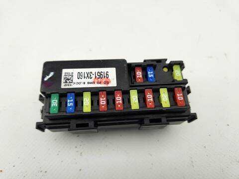 Foto 3ª: Caja Reles Fusibles Hyundai i40 STYLE 141CV 104KW [D4FD] (2015)