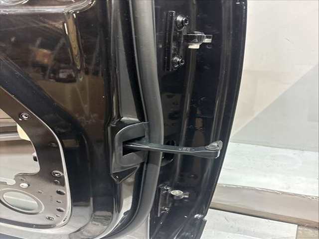 Foto 2ª: Puerta Delantera Izquierda Land Rover Defender 3.0 DIESEL 300 CV 300 CV 221KW [DT306 AJ20D6] (2024)