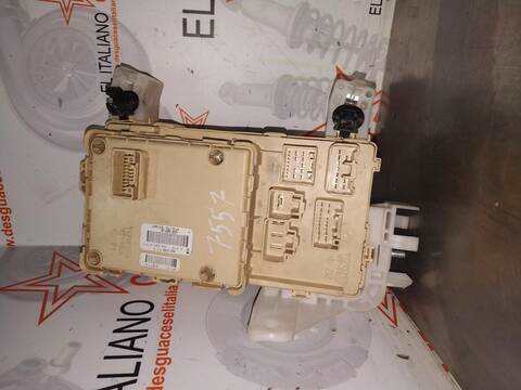 Foto 3ª: Caja Reles Fusibles Toyota Corolla 2.2 D-4D SOL 136CV 100KW [2ADFTV] (2006)