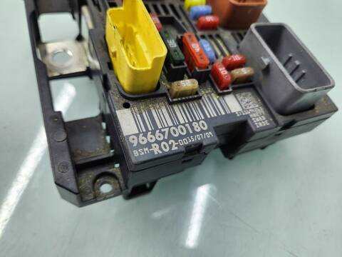 Foto 3ª: Caja Reles Fusibles Peugeot 3008 PREMIUM 120CV 88KW [5FW] (2009)