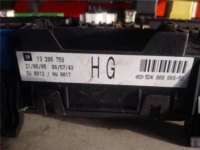 Foto 3ª: Caja Reles Fusibles Opel Zafira 1.9 ENJOY [1.9 LTR. - 110 KW 16V CDTI CAT (Z 19 DTH - LRD)]