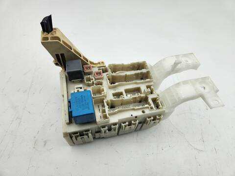 Foto 3ª: Caja Reles Fusibles Toyota Yaris SOL 90CV 66KW [1ND] (2007)