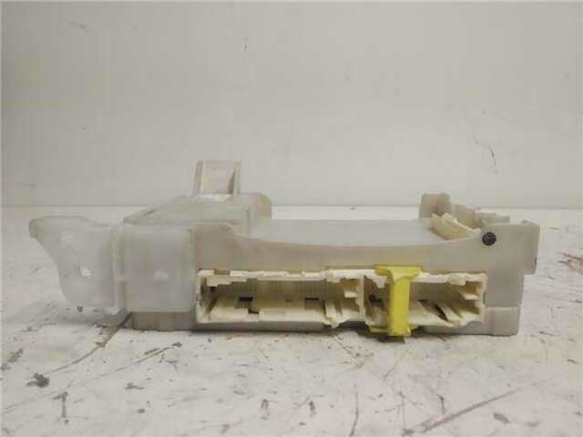 Foto 3ª: Caja Reles Fusibles Toyota Yaris 1.5 ACTIVE [1.5 LTR. - 82 KW 16V CAT] [3S-FC]