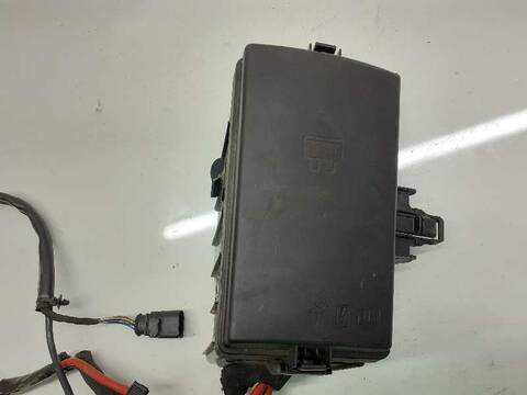 Foto 3ª: Caja Reles Fusibles Volkswagen Golf BASIS 4MOTION BLUEMOTION 184CV 135KW [CUNA] (2015)
