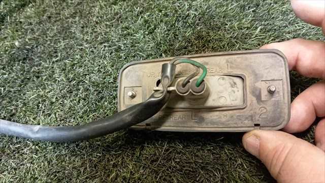 Foto 3ª: Piloto Lateral Derecho Isuzu Trooper 2.8 D UBS 55 F INTERCOOLER [4JB 1 TC] (1992)