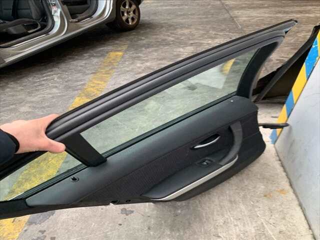 Foto 2ª: Puerta Trasera Izquierda Bmw Serie 3 315 2.0 DI177CV BERLINA 0CV [N47D20C] (2009)