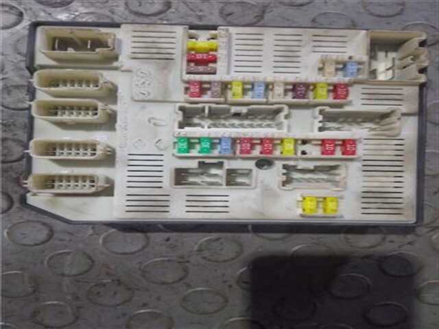 Foto 3ª: Caja Reles Fusibles Renault Megane 1.5 AUTHENTIQUE [1.5 LTR. - 63 KW DCI DIESEL CAT] III BERLINA 5P (2008-_)