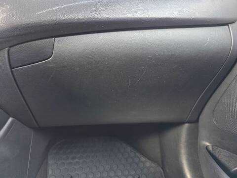 Guantera Kia Carens D4FD