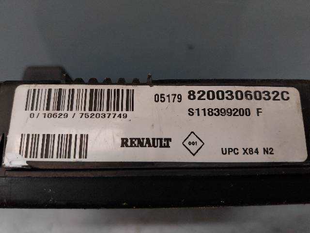 Foto 2ª: Caja Reles Fusibles Renault Megane 0.1 D (2004)