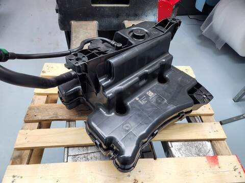 Foto 2ª: Deposito AdBlue Volkswagen Passat R-LINE 4 MOTION 193CV [DXNB] (2024)
