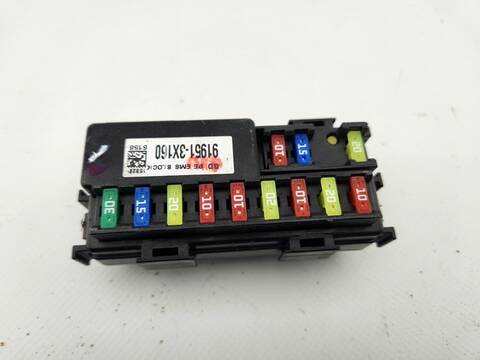 Foto 3ª: Caja Reles Fusibles Hyundai i40 STYLE 141CV 104KW [D4FD] (2015)