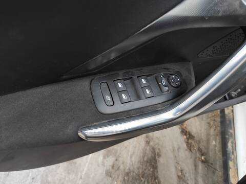 Botonera Elevalunas Peugeot 2008 HN05