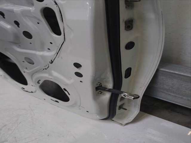 Foto 2ª: Puerta Trasera Izquierda Mitsubishi L200 181 CV 133KW [4N15] (2018)