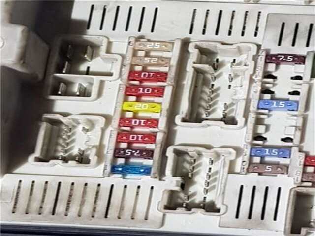 Foto 3ª: Caja Reles Fusibles Renault Megane 1.6 16V II SEDAN (LM0/1_) [K4M D8]