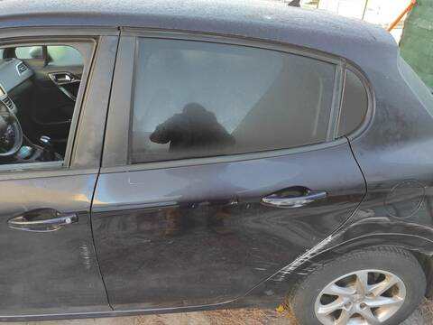 Puerta Trasera Izquierda Peugeot 208 HM01