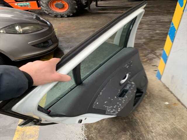 Foto 2ª: Puerta Trasera Izquierda Renault Megane 1.6 16V 110CV COUPE BERLINA III COUPE DZ) DESDE 11/2008 / BERLINA BZ D [K4M 858] (2009)