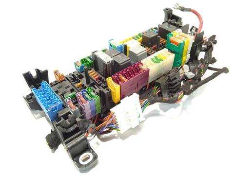 Caja Reles Fusibles Infiniti Q30 2.2 D PREMIUM 5P