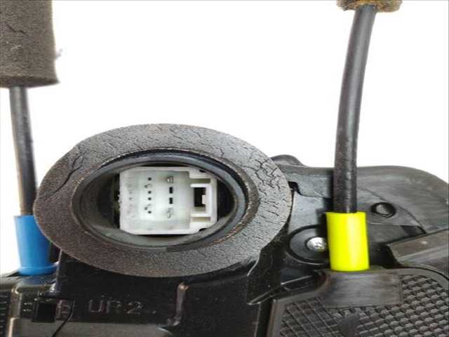 Foto 2ª: Cerradura Puerta Trasera Derecha Toyota Avensis 2.0 D-4D ADT270_ ADT270R) (2008)