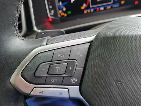 Foto 2ª: Volante Volkswagen T-Roc STYLE 149CV 110KW [DXDB] (2024)