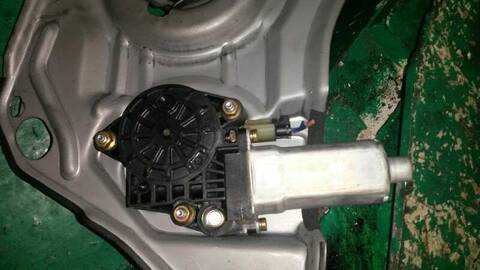 Foto 3ª: Elevalunas Eléctrico Delantero Izquierdo Hyundai Trajet 2.0 CRDI CAT 113CV 83KW [D4EA] (2004)