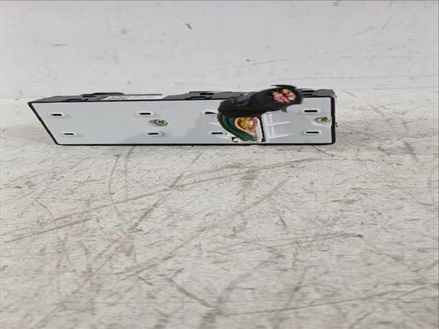 Foto 2ª: Botonera Elevalunas Kia Stonic 1.0 T-GDI 101CV [G3LC G3LE] (2017)