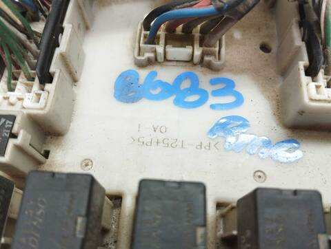 Foto 3ª: Caja Reles Fusibles Toyota Rav4 1.8 16V CAT 125CV 92KW [1ZZFE] (2002)