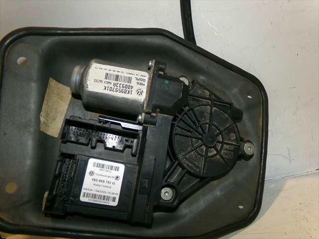 Foto 3ª: Elevalunas Eléctrico Delantero Izquierdo Volkswagen Golf 1.9 TDI SERIE 5, 2004-2008 [BKC] (2005)